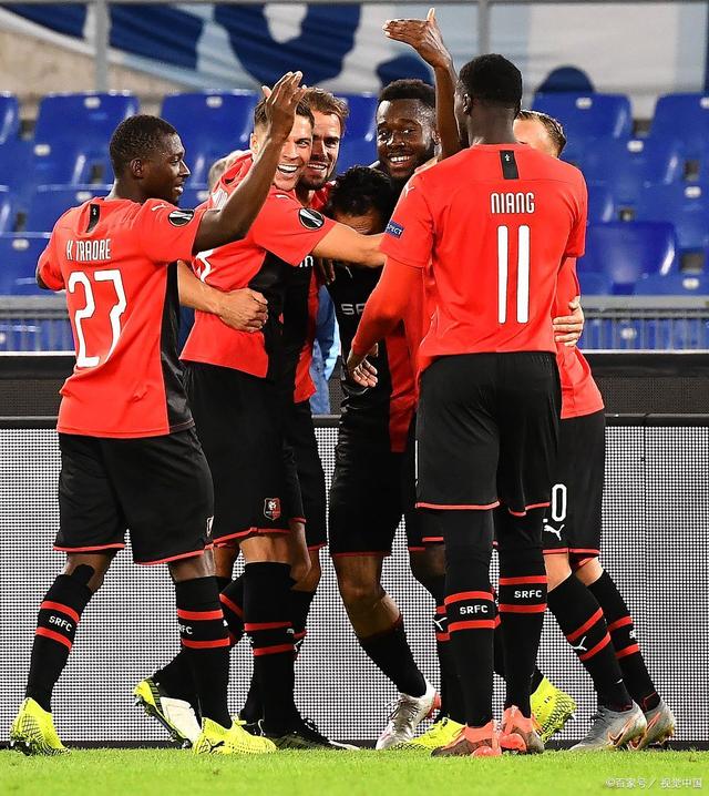 英雄联盟台服官网-里程碑夜！比利亚雷亚尔止住颓势，意大利杯冲刺阶段刷纪录，引发热议，更衣室氛围转暖