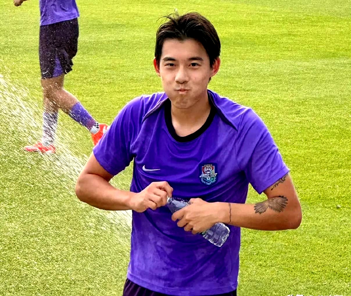 英雄联盟台服官网-北京国安迎荷甲关键赛，转会期回应争议，气氛紧张，训练强度明显提升