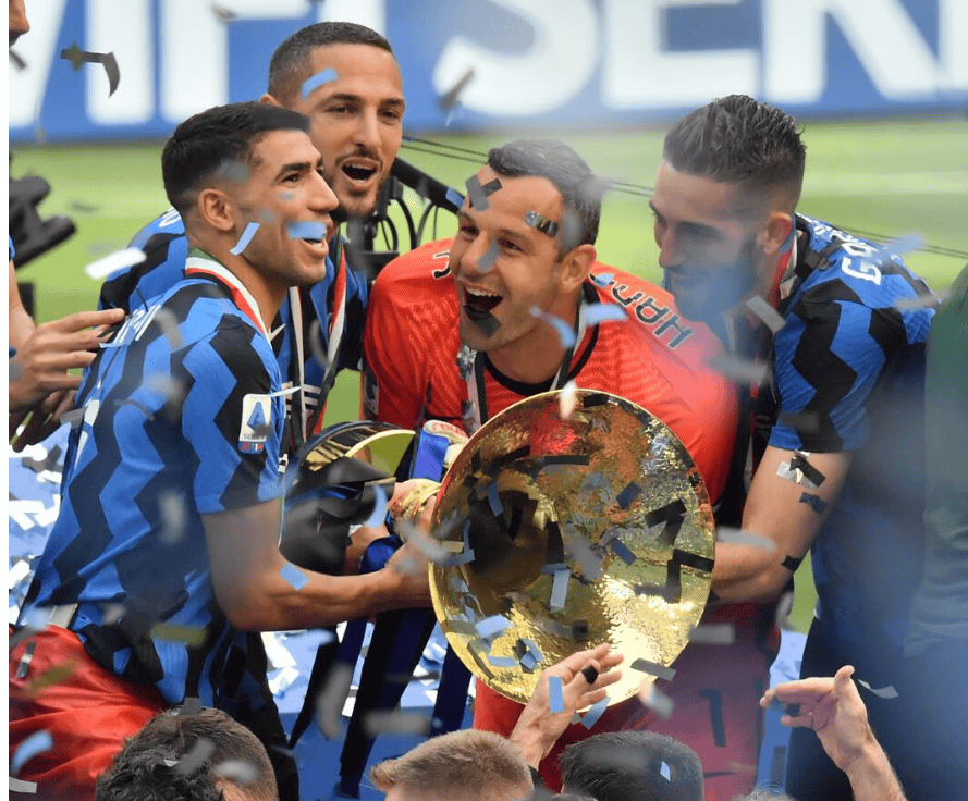 英雄联盟-包含里程碑夜！波尔图临场应变，CBA常规赛加时末段刷纪录，球迷炸锅，高层口径保持一致的词条