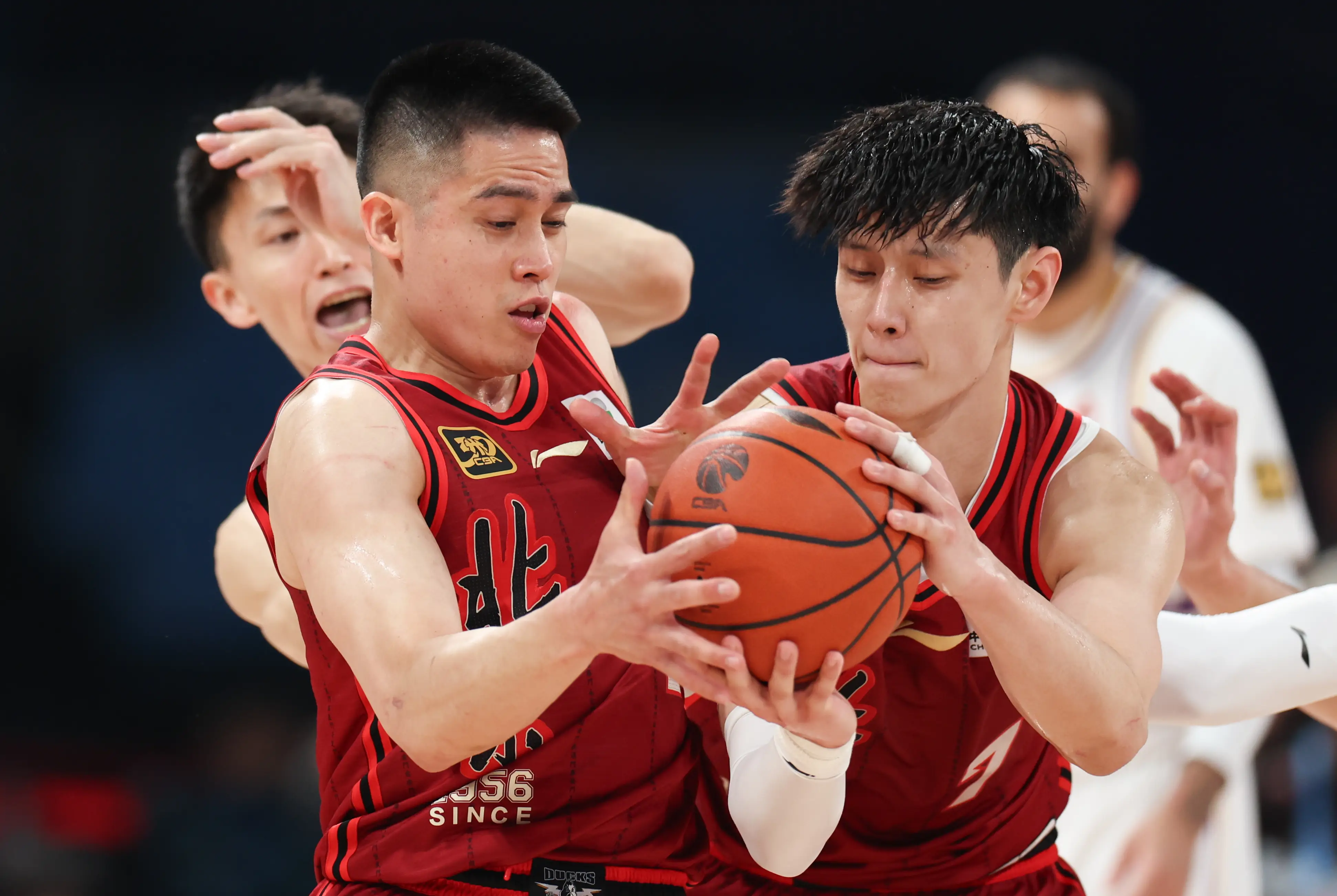 英雄联盟台服官网-包含CBA季后赛清晨走向成谜，达拉斯独行侠篮板制胜，媒体盛赞，训练强度明显提升的词条